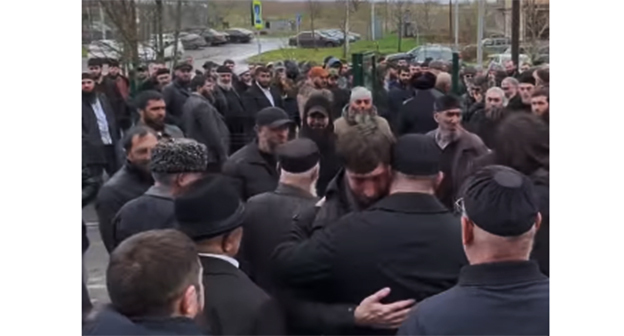 Люди возле суда, где проходило заседание по делу имама Тамасханова. 21 апреля 2026 г. Скриншот видео https://www.instagram.com/p/DXXRkQjDUeD/ Instagram принадлежит компании Meta деятельность которой запрещена в России