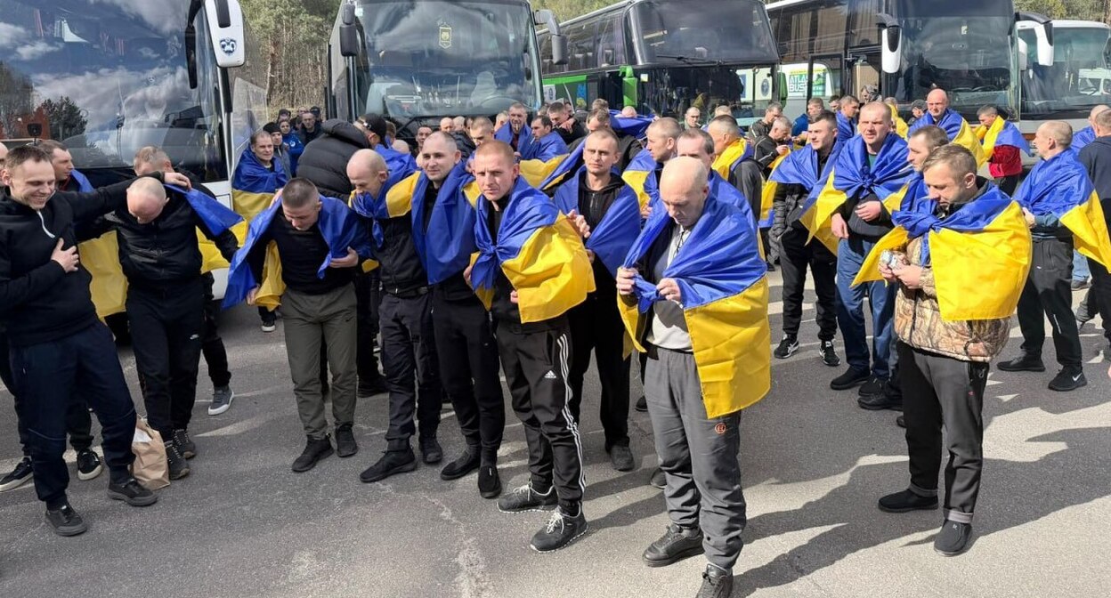 Пленные украинцы после обмена 24 апреля. Фото: Zelenskiy / Official в Telegram