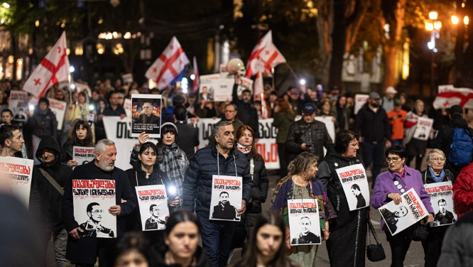 Участники марша в Тбилиси. Скриншот фото Publika от 25.04.26, https://www.facebook.com/publika.ge/posts/pfbid02EJfpKGRerrobLrsfvhrSZbkBYwxi3PKbahi6us4jmCWa6a1XiMoYJPuA4gJSLTcBl (деятельность компании Meta, владеющей соцсетью, запрещена в России)