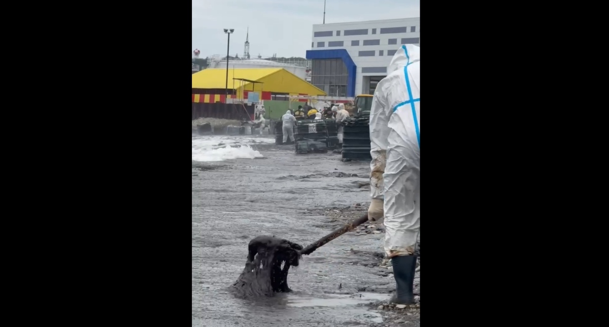 Ручная уборка нефтепродуктов с побережья в Туапсе. Стоп-кадр видео из телеграм-канала "Эколог Жора Каваносян" https://t.me/ecozhora/7547