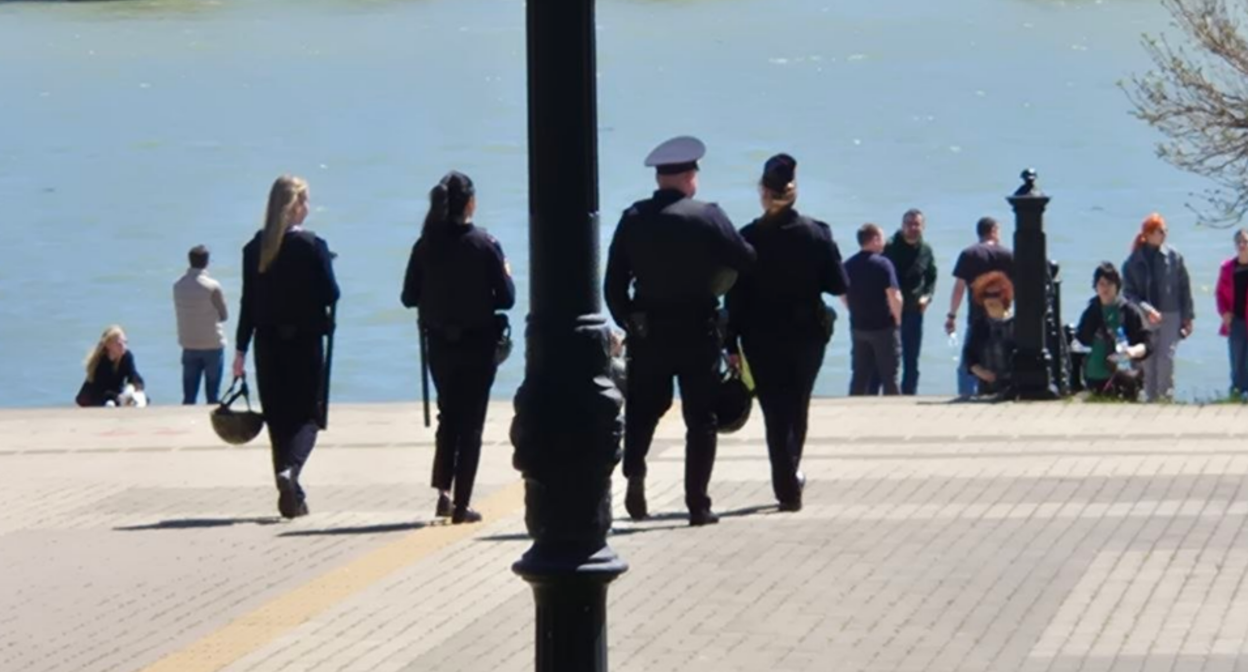 Силовики на Рождественской набережной  в Краснодаре. Скриншот фото "Краснодар ЮМР от 26.04.26, https://t.me/KrasnodarUMR/24812 