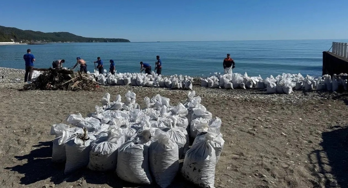 Сбор загрязненного нефтепродуктом грунта в Туапсе. Фото: оперштаб Кубани https://t.me/opershtab23/15809