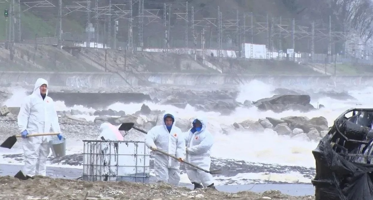 Уборка нефтепродукта на побережье в Туапсе. Фото из телеграм-канала оперштаба Кубани https://t.me/opershtab23/15794