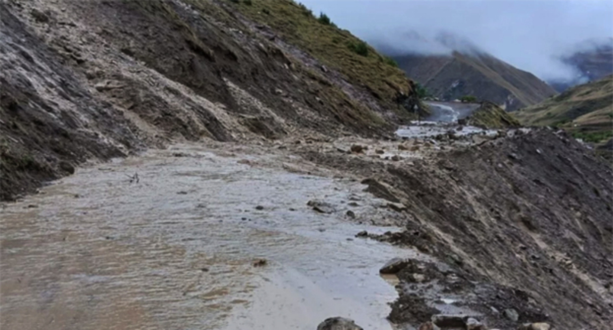 Сход селя на дорогу в Чародинском районе. Фото: пресс-служба ГУ МЧС России по Дагестану