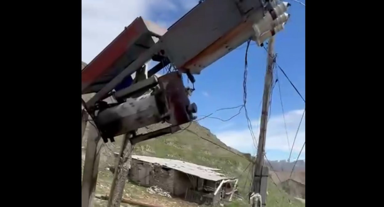 Итоги оползня в селе Ханар. Стоп-кадр видео из Telegram-канала "Черновик 2.0" от 25.04.26, https://t.me/chernovik_new/8718.