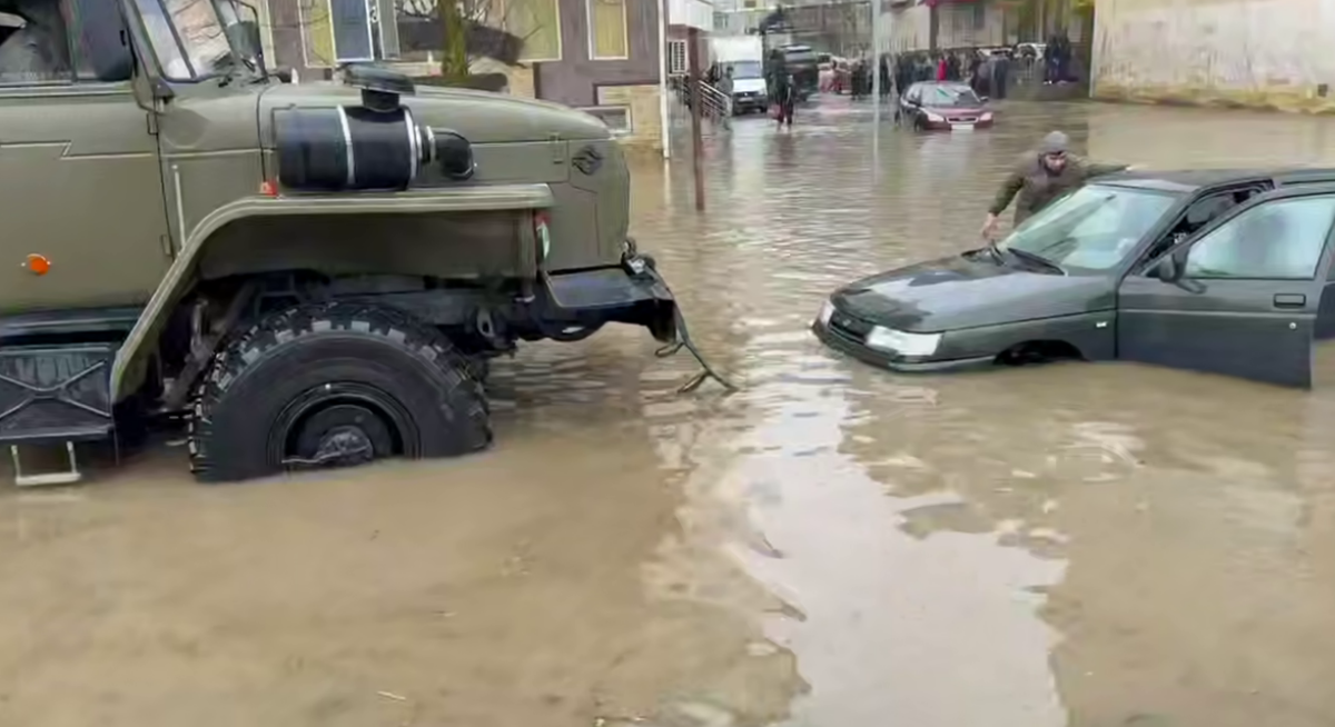 Подтопления в Махачкале. Стоп-кадр видео администрации города от 30.03.26, https://t.me/makhachkalaofficial/20928