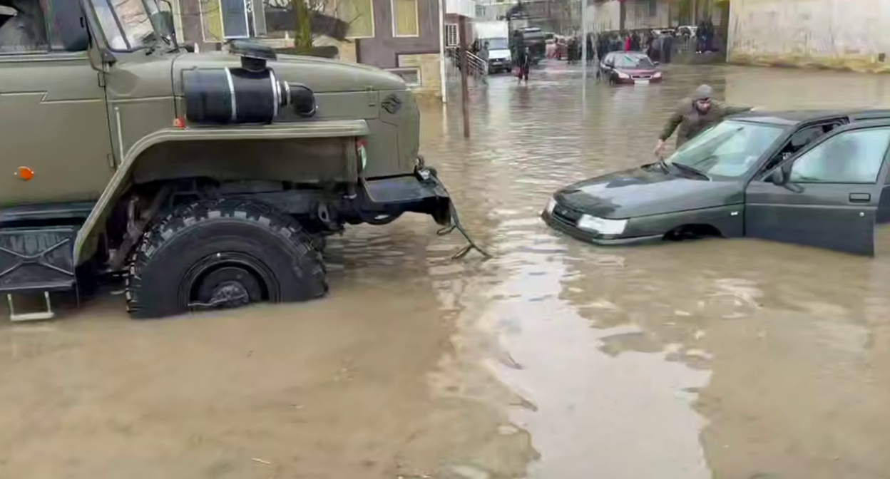 Подтопления в Махачкале. Стоп-кадр видео администрации города от 30.03.26, https://t.me/makhachkalaofficial/20928