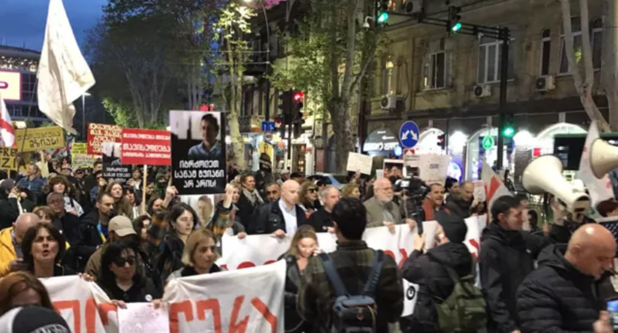 Марш в Тбилиси. Скриншот фото "Интерпрессньюс" от 02.05.26, https://www.interpressnews.ge/ru/article/174708-ot-filarmonii-k-parlamentu-provoditsia-marsh-v-podderzhku-smi