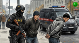 Сотрудник ФСБ задерживает мужчин. Иллюстрация создана "Кавказским узлом" при помощи ИИ в программе Copilot