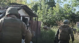 Российские бойцы. Стоп-кадр видео Минобороны России https://t.me/mod_russia/57396