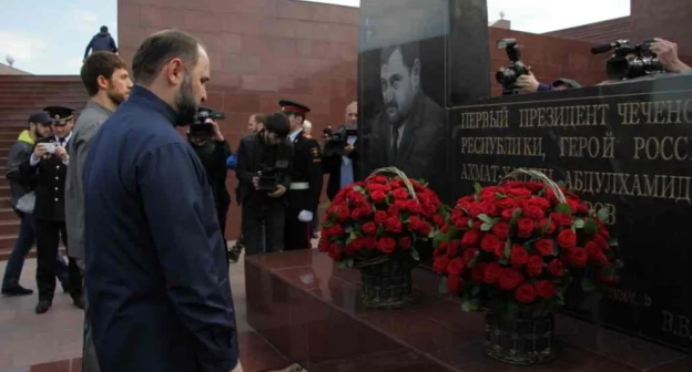 Возложение цветов к памятнику Ахмату Кадырову, 2021 год. Кадр видео https://www.youtube.com/watch?time_continue=6&v=YtVL7keYltw&feature=emb_logo Возложение цветов к памятнику Ахмату Кадырову, 2021 год. Кадр видео https://www.youtube.com/watch?time_continue=6&v=YtVL7keYltw&feature=emb_logo