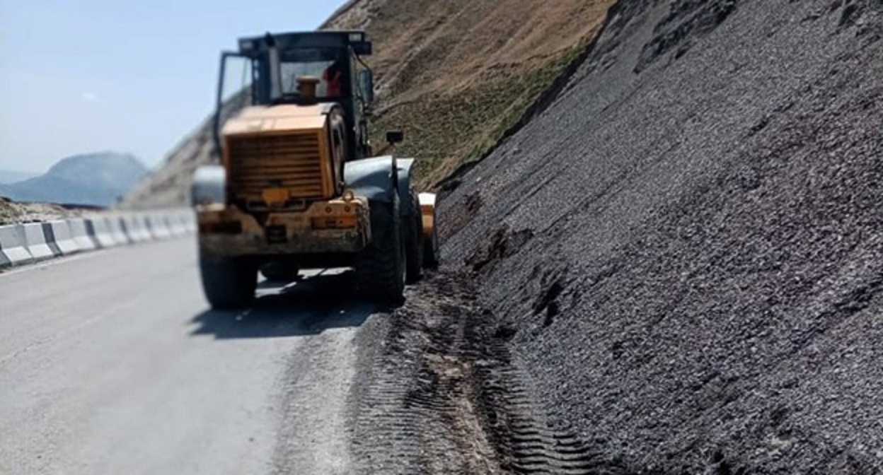 Дорожная техника на дороге в Чародинском районе. Фото: https://mintransdag.ru/news/v-carodinskom-raione-iz-za-razmyva-podxoda-k-vremennomu-mostu-zakryto-dvizenie-na-doroge-k-vosmi-selam