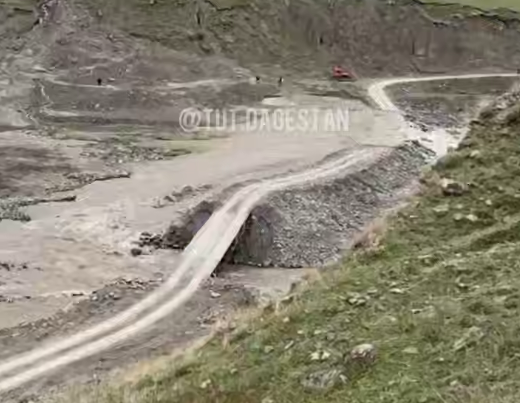 Стоп-кадр: "Размыв дороги в Чародинском районе, в результате которого села остались без транспортного сообщения". Фото: "Тут Дагестан" / Telegram-канал
