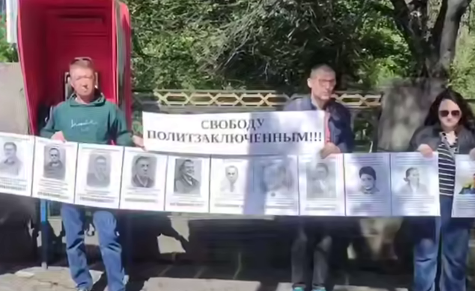 Пикет в Ереване. Стоп-кадр видео RusNews от 16.05.26, https://t.me/rusnews/84828. Пикет в Ереване. Стоп-кадр видео RusNews от 16.05.26, https://t.me/rusnews/84828.
