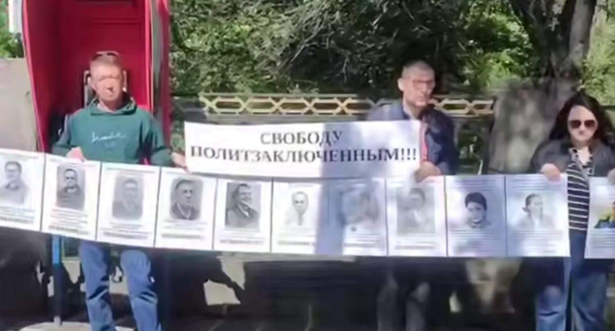 Пикет в Ереване. Стоп-кадр видео RusNews от 16.05.26, https://t.me/rusnews/84828. Пикет в Ереване. Стоп-кадр видео RusNews от 16.05.26, https://t.me/rusnews/84828.