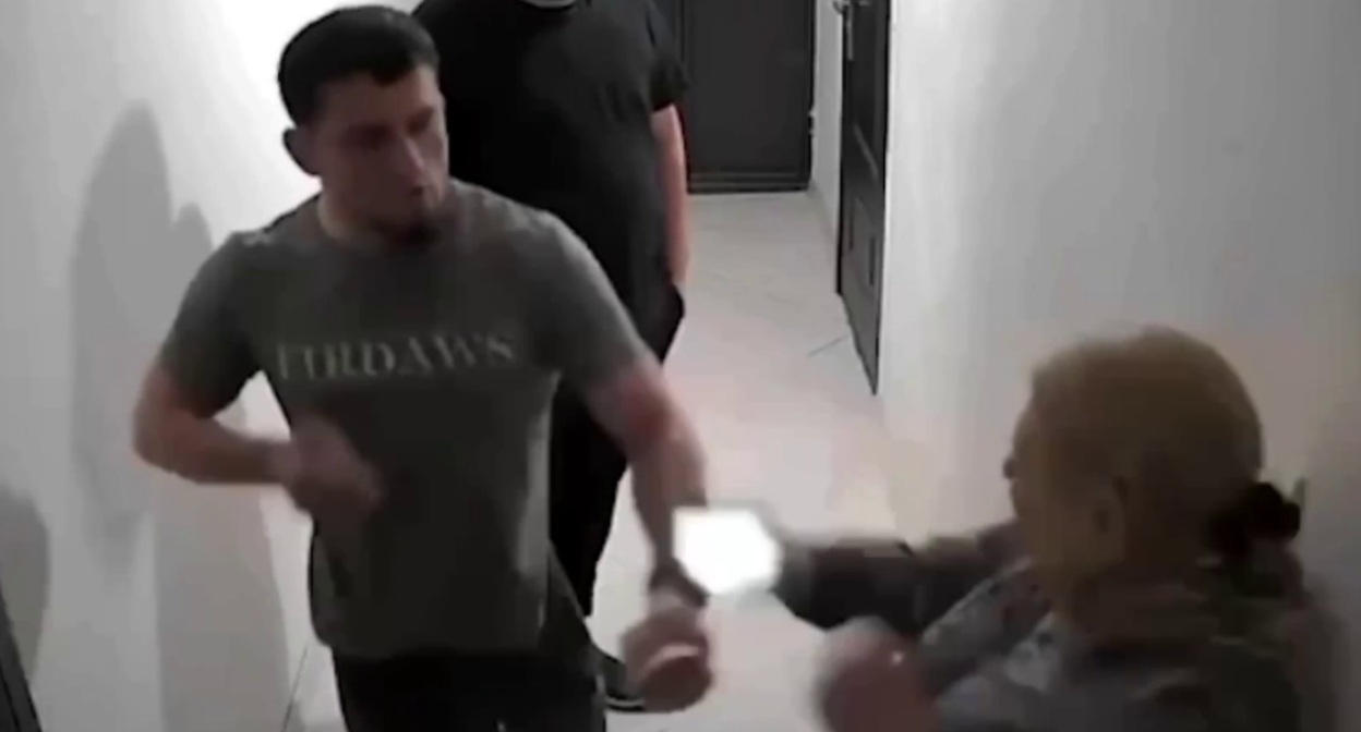 Боец "Ахмата" избивает женщину. Стоп-кадр "Сапа Кавказ" от 16.05.26, https://t.me/sapakavkaz/7165. Боец "Ахмата" избивает женщину. Стоп-кадр "Сапа Кавказ" от 16.05.26, https://t.me/sapakavkaz/7165.
