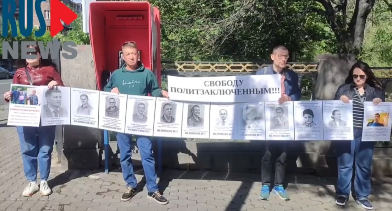 Пикет в Ереване. Стоп-кадр видео RusNews от 16.05.26, https://t.me/rusnews/84828