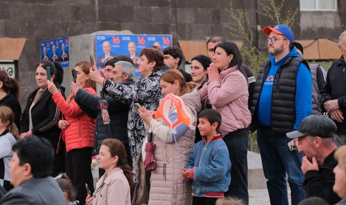 Сторонники Никола Пашиняна в Гюмри, 25 мая 2026 года. Фото корреспондента "Кавказского узла".