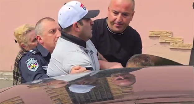 Задержание блогера Артака Аветисяна. Скриншот видео https://pastinfo.am/index.php/ru/news Задержание блогера Артака Аветисяна. Скриншот видео https://pastinfo.am/index.php/ru/news