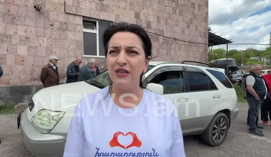 Педагог Анна Карапетян в футболке "Гражданского договора". Стоп-кадр видео News.Am. от 31.05.26, https://www.youtube.com/watch?v=rbi58i4erjE&t=281s.