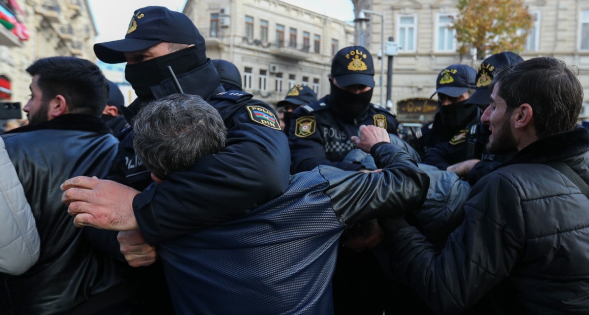 Сотрудники полиции задерживают активистов в Баку. Фото Азиза Каримова для "Кавказского узла". Сотрудники полиции задерживают активистов в Баку. Фото Азиза Каримова для "Кавказского узла".