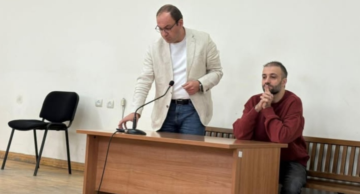 Адвокат Арсен Бабаян (слева) и Вазген Сагателян в зале суда. Фото со страницы Арсена Бабаяна в Facebook* https://www.facebook.com/arsenbabayan.am/ (деятельность компании Meta, которая владеет Facebook, запрещена в России.)