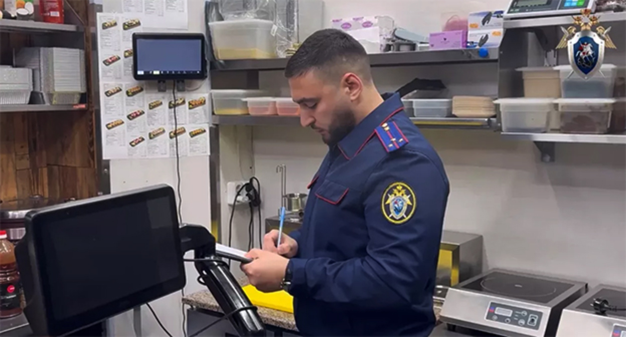 Сотрудник правоохранительных органов в кафе Пятигорска во время проверки. 31 мая 2026 г. Фото : СУ СК России по Ставропольскому краю