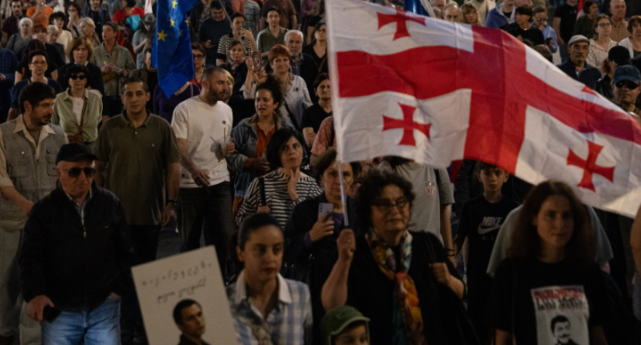 Участники марша против насилия в Тбилиси. Скриншот фото Publika от 06.06.26, https://www.facebook.com/photo?fbid=1779043180161891&set=pcb.1779043276828548 (деятельность компании Meta, владеющей соцсетью, запрещена в России). Участники марша против насилия в Тбилиси. Скриншот фото Publika от 06.06.26, https://www.facebook.com/photo?fbid=1779043180161891&set=pcb.1779043276828548 (деятельность компании Meta, владеющей соцсетью, запрещена в России).