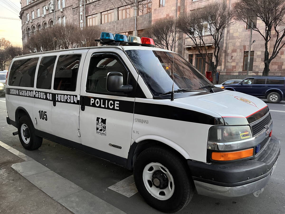 Полиция в Ереване. Иллюстрация создана «Кавказским узлом» с помощью ИИ в программе Copilot