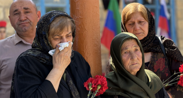 Родственники убитых бойцов. 10 июня 2026 г. Фото: пресс-служба администрации Сулейман-Стальского района