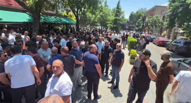 Акция протеста у здания Центризбиркома. 12 июня 2026 г. Скриншот видео https://t.me/mikayelbad/47989 Акция протеста у здания Центризбиркома. 12 июня 2026 г. Скриншот видео https://t.me/mikayelbad/47989