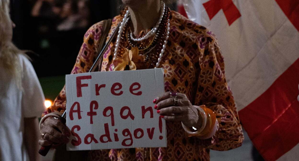 Плакат в руках активистки на проспекте Руставели. Фото: Khatia Kakhidze / Publika Плакат в руках активистки на проспекте Руставели. Фото: Khatia Kakhidze / Publika