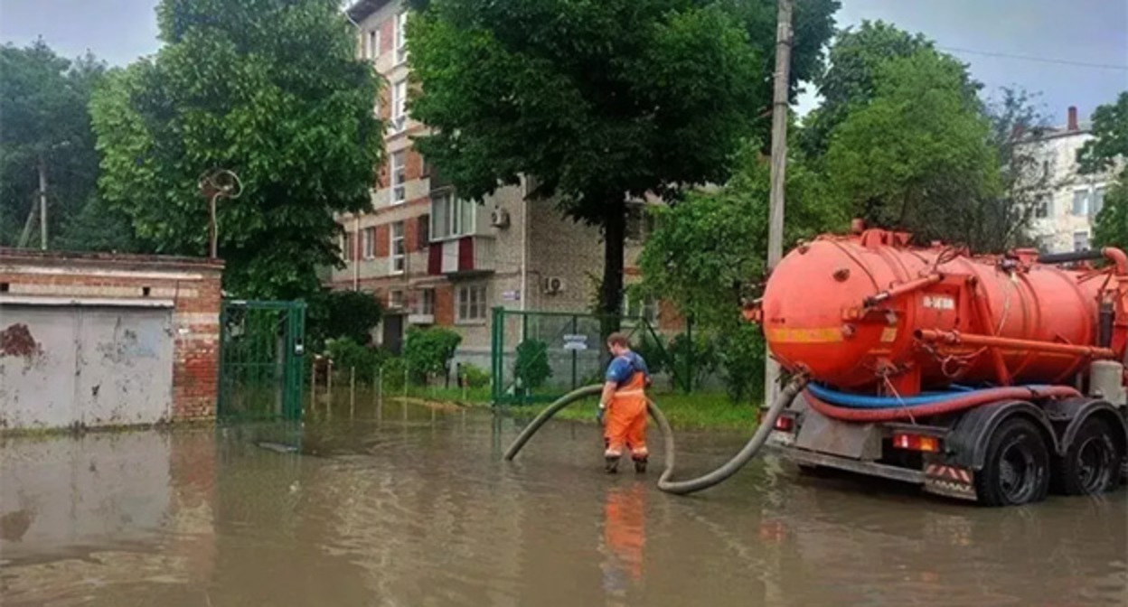 Устранение последствий подтоплений в Краснодаре. 13 июня 2026 г. Фото: Официальный Интернет-портал администрации муниципального образования город Краснодар и городской Думы Краснодара Устранение последствий подтоплений в Краснодаре. 13 июня 2026 г. Фото: Официальный Интернет-портал администрации муниципального образования город Краснодар и городской Думы Краснодара