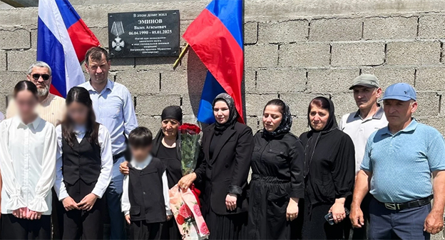 Мемориальная плита в честь Валеха Эминова. 17 июня 2026 г. Фото: пресс-служба Кизлярского района Мемориальная плита в честь Валеха Эминова. 17 июня 2026 г. Фото: пресс-служба Кизлярского района