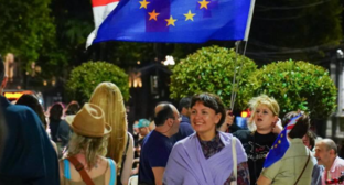 Участники акции у парламента Грузии. Скриншот фото Mo Se от 21.06.26, https://www.facebook.com/photo?fbid=4347579758890096&set=pcb.4347579905556748 (деятельность компании Meta, владеющей соцсетью, запрещена в России)