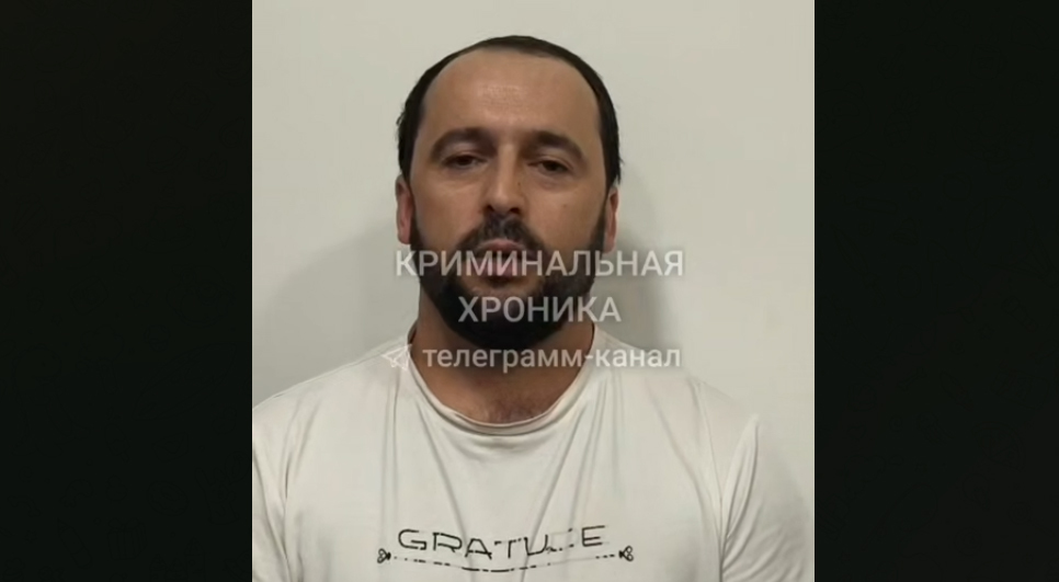 Житель Ленинкента дает пояснения силовикам о конфликте с подростками. Кадр из видео https://t.me/criminal_chronicle/8825