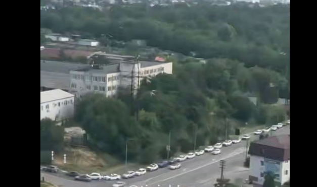 Очередь на заправку в Новороссийске. Стоп-кадр видео "Краснодар/Телетайп" от 28.06.26, https://t.me/tipichkras/80492