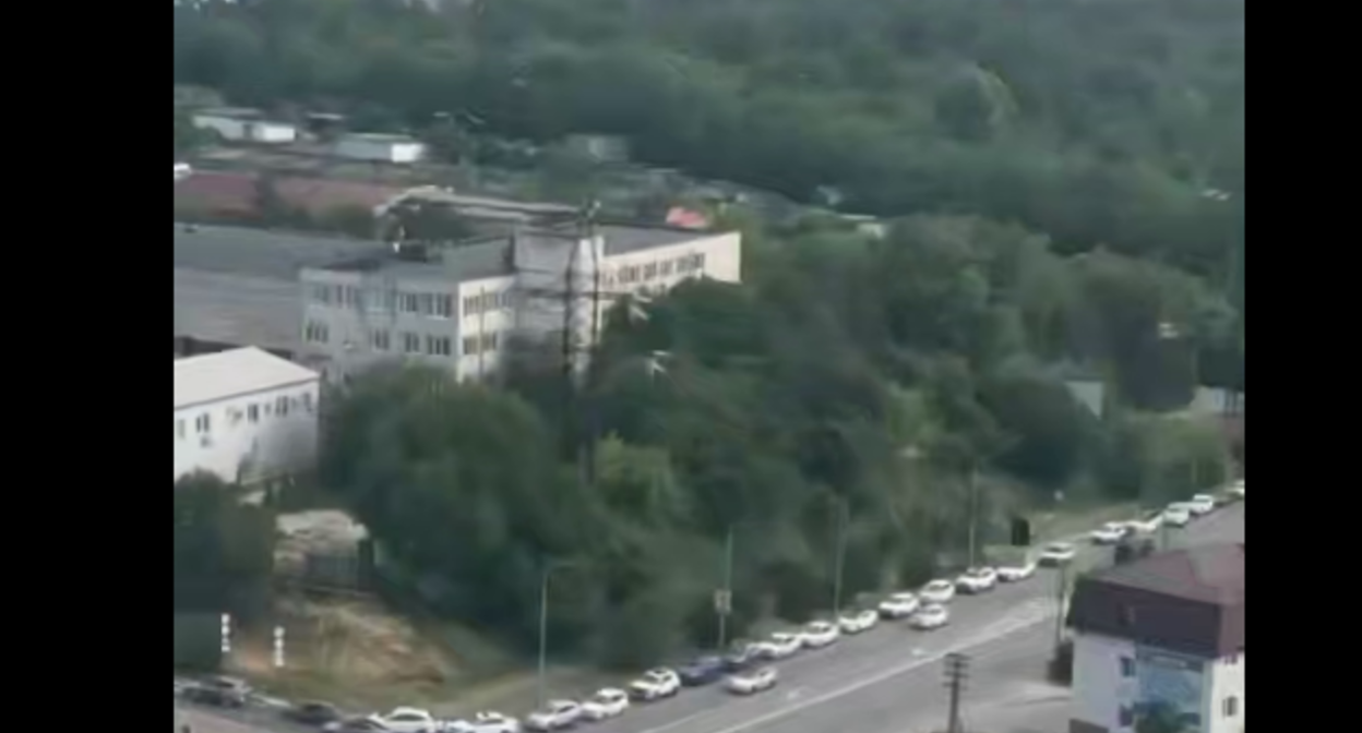 Очередь на заправку в Новороссийске. Стоп-кадр видео "Краснодар/Телетайп" от 28.06.26, https://t.me/tipichkras/80492