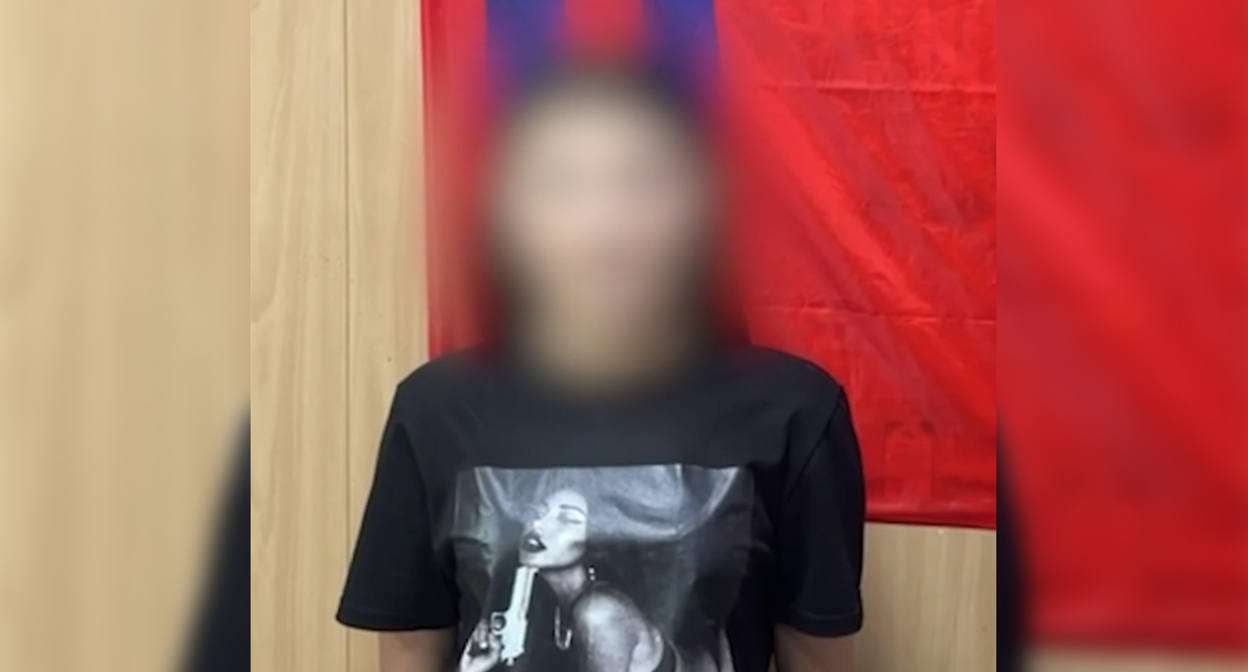 Одна из жительниц Волгограда дает пояснения на камеру о видеосъемке атаки дронов. Кадр из видео https://t.me/newsv1/99067