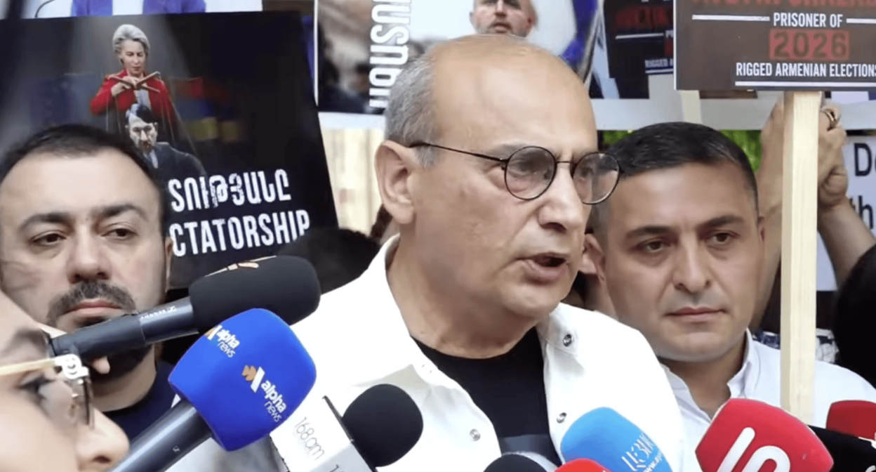 Кадр два оппозиционных движения провели акцию протеста у здания правительства Армении. Фото: News.am. / https://news.am/ru/news/1047326