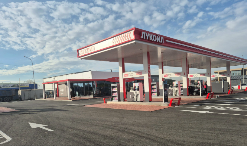 АЗС "Лукойл". Скриншот фото с сервиса "Яндекс.Карты", https://yandex.ru/maps/org/lukoyl/41949990126/?ll=44.635427%2C43.026277&z=16