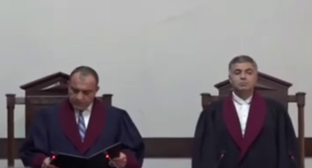 Судья Конституционного суда зачитывает решение. Стоп-кадр видео Armenia Today от 04.07.26, https://armeniatoday.am/politics-ru/internal-policy/1097272/
