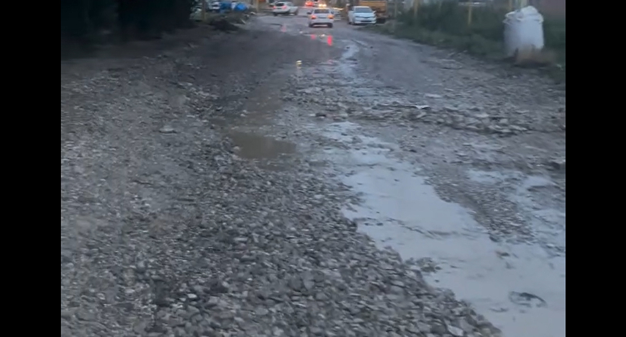 Улица в Ленинкенте. Кадр из видео https://www.instagram.com/shafi_life_/reel/DaLBC_FIuWn (деятельность компании Meta (владеет Facebook, Instagram и WhatsApp) запрещена в России) Улица в Ленинкенте. Кадр из видео https://www.instagram.com/shafi_life_/reel/DaLBC_FIuWn (деятельность компании Meta (владеет Facebook, Instagram и WhatsApp) запрещена в России)