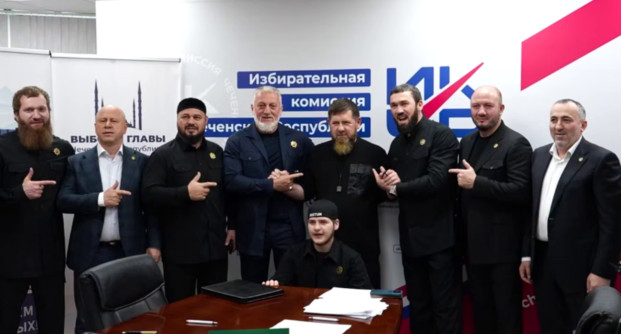 Рамзан Кадыров и чеченские чиновники в избиркоме республики. Стоп-кадр видео из Telegram-канала Рамзана Кадырова от 08.07.26, https://t.me/RKadyrov_95/6719 Рамзан Кадыров и чеченские чиновники в избиркоме республики. Стоп-кадр видео из Telegram-канала Рамзана Кадырова от 08.07.26, https://t.me/RKadyrov_95/6719