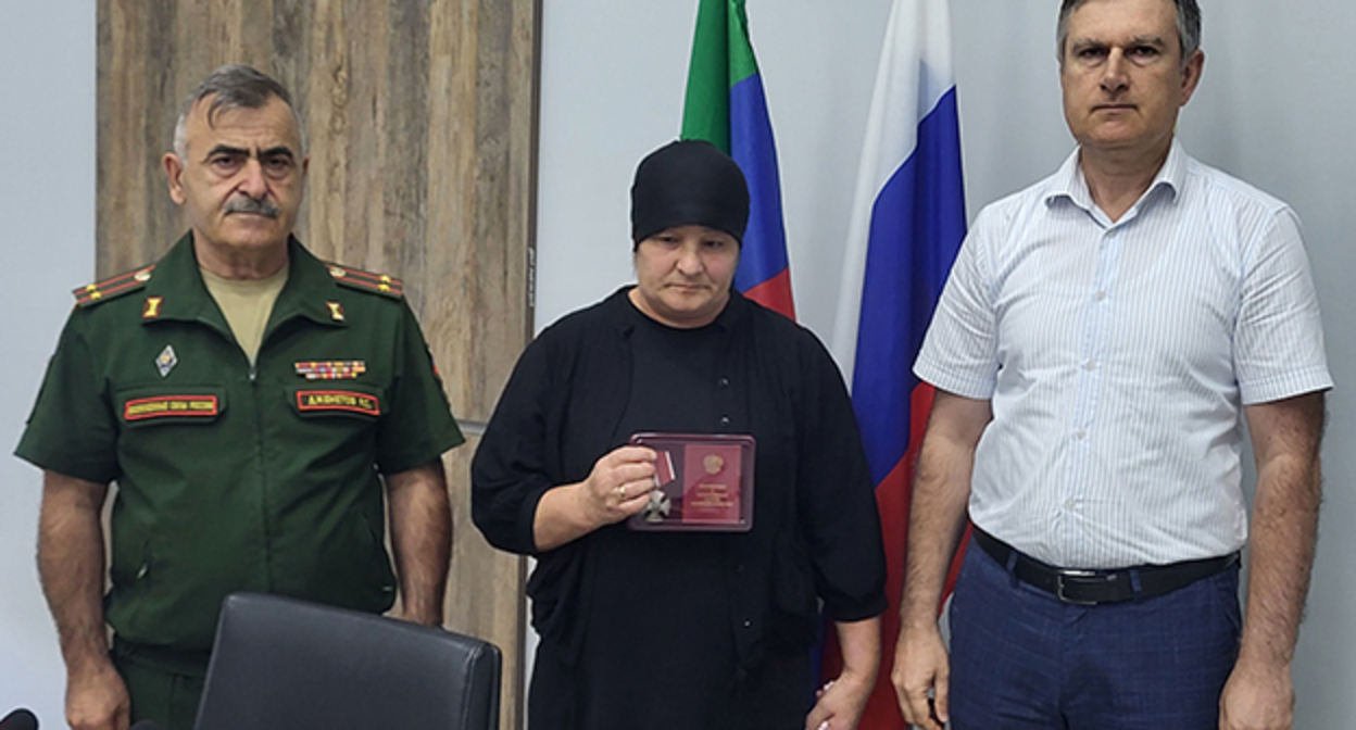Вручение наград погибшим бойцам. 20 июля 2026 г. Фото: https://suleiman-stalskiy.ru/ Вручение наград погибшим бойцам. 20 июля 2026 г. Фото: https://suleiman-stalskiy.ru/