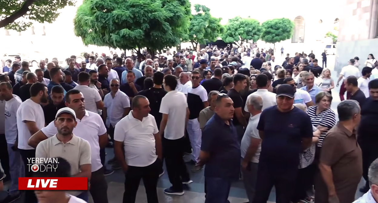 Армянские рыбоводы на акции протеста в Ереване. Кадр из видео https://www.youtube.com/watch?v=d0pEGg0-RN8&t=2505s