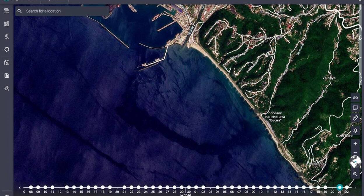 Спутниковый снимок с тёмным шлейфом в акватории Чёрного моря. Скриншот публикации в телеграм-канале эколога Евгения Витишко – https://t.me/evitishko/1960 Спутниковый снимок с тёмным шлейфом в акватории Чёрного моря. Скриншот публикации в телеграм-канале эколога Евгения Витишко – https://t.me/evitishko/1960