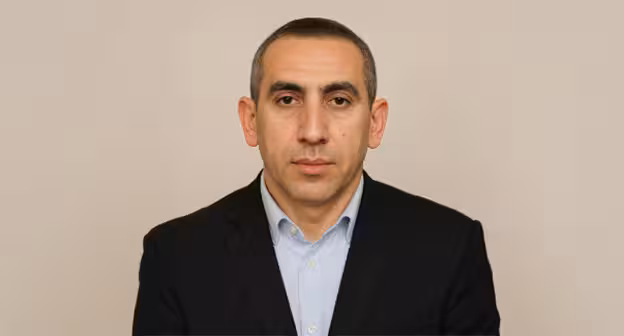 Эльмир Садыгов. Фото: https://www.meydan.tv/ru/article/arestovan-dyadya-blogera-turala-sadygly/ Эльмир Садыгов. Фото: https://www.meydan.tv/ru/article/arestovan-dyadya-blogera-turala-sadygly/