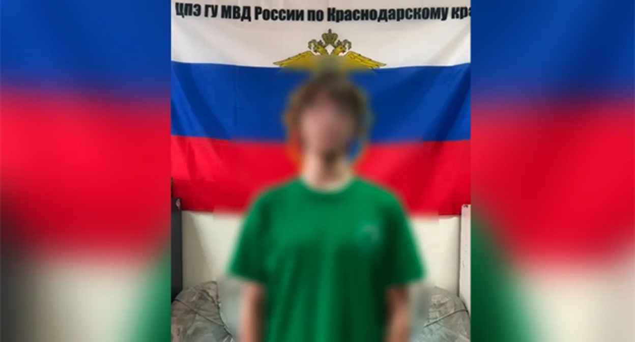 Молодой человек признает вину перед камерой. 27 июля 2026 г. Скриншот видео пресс-службы ГУ МВД России по Краснодарскому краю Молодой человек признает вину перед камерой. 27 июля 2026 г. Скриншот видео пресс-службы ГУ МВД России по Краснодарскому краю