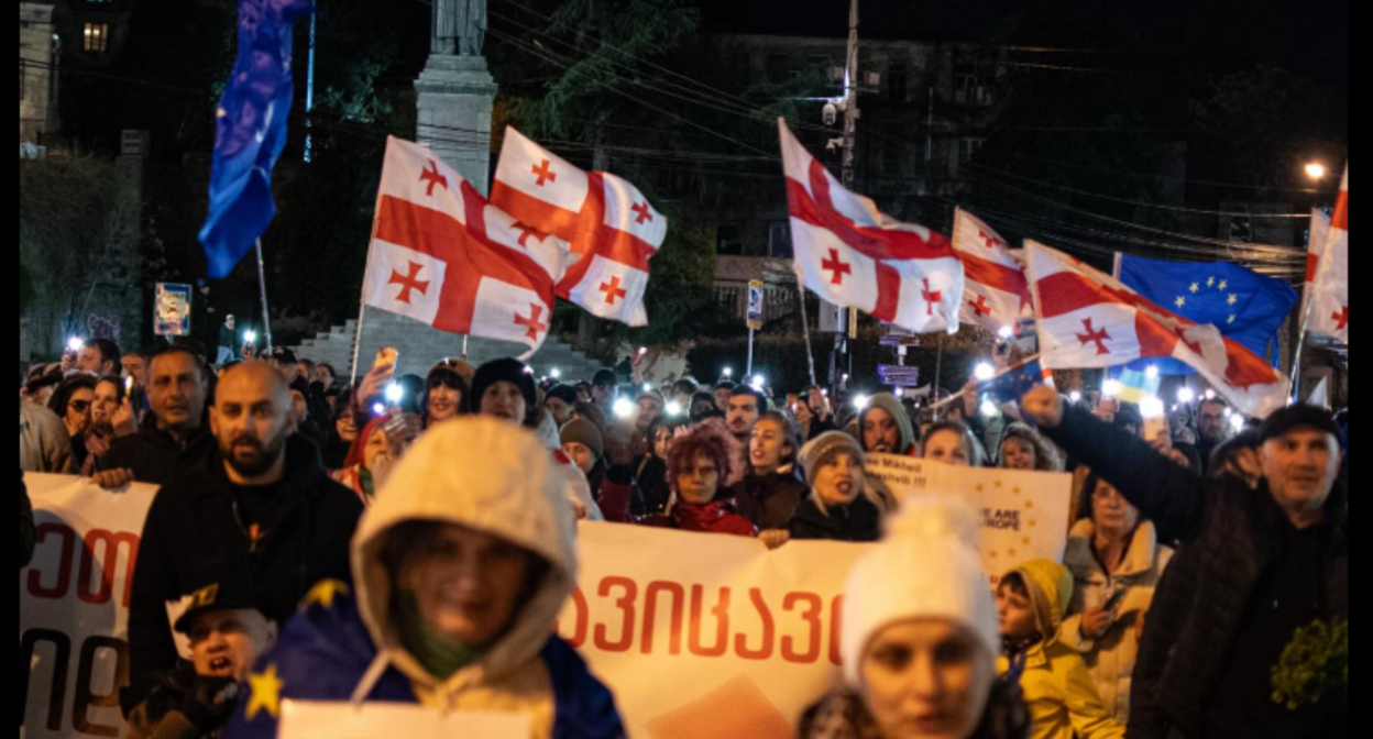 Участники акции в Тбилиси. Скриншот публикации https://www.facebook.com/photo/?fbid=1723946605671549&set=pcb.1723946732338203 (деятельность компании Meta, владеющей соцсетью, запрещена в России).